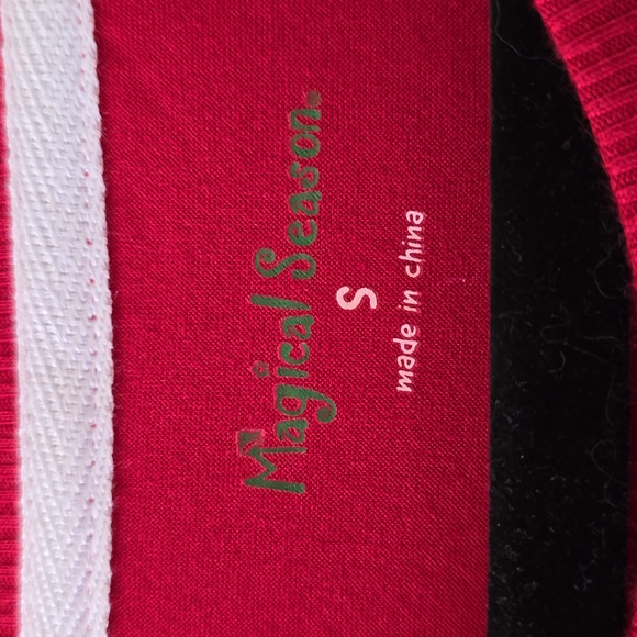 MAGICAL SEASON WOMEN'S RED " MOST LIKELY TO KISS SANTA" SHORT SLEEVE TEE SMALL - Picture 7 of 14